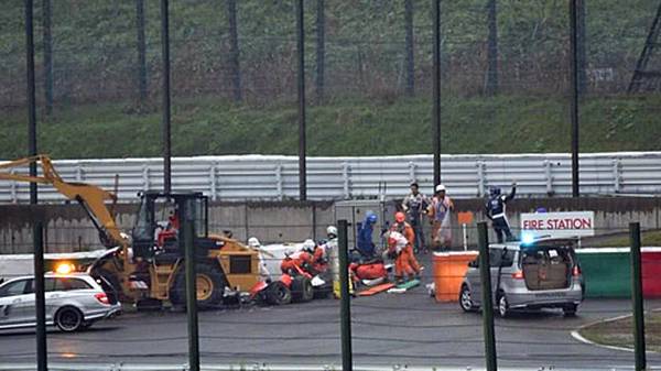 Ein schwerer Unfall überschattet das Rennen: Gerade als Adrian Sutil nach einem Abflug geborgen wird, rast Jules Bianchi in den Bergungskran. Sein Auto (M.) ist schwer beschädigt