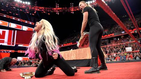 Ronda Rousey attackierte bei WWE Monday Night RAW Alexa Bliss und Kurt Angle