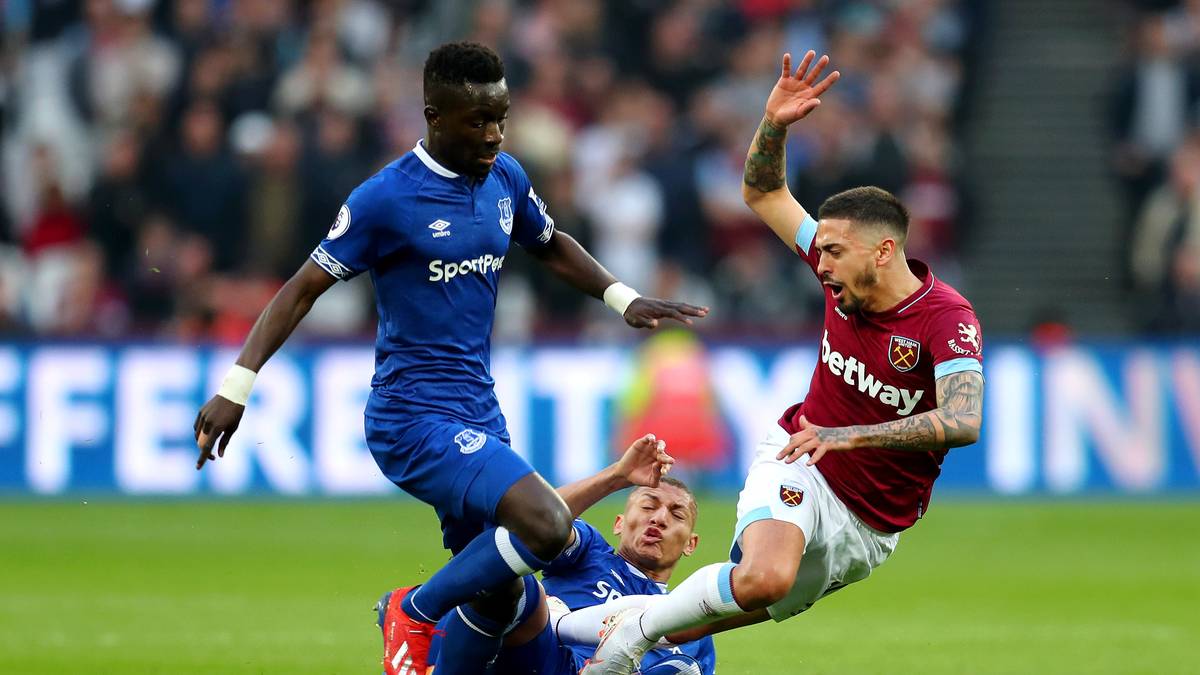 IDRISSA GUEYE (FC Everton): Der Senegalese (l.) stand schon im letzten Winter vor einem Transfer zu Paris Saint-Germain, doch der Scheich-Klub wollte damals die aufgerufenen 32 Millionen Euro nicht bezahlen. Im zweiten Anlauf soll Gueye nun zum Klub von Trainer Thomas Tuchel wechseln, während ein Bundesliga-Spieler sein Nachfolger bei Everton werden soll