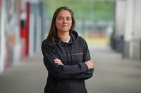 Sabrina Wittmann wird auch in Zukunft an der Seitenlinie des FC Ingolstadt stehen. Die 32-Jährige ist damit die erste Frau, die einen Klub in den ersten drei deutschen Profiligen als Cheftrainerin übernimmt.