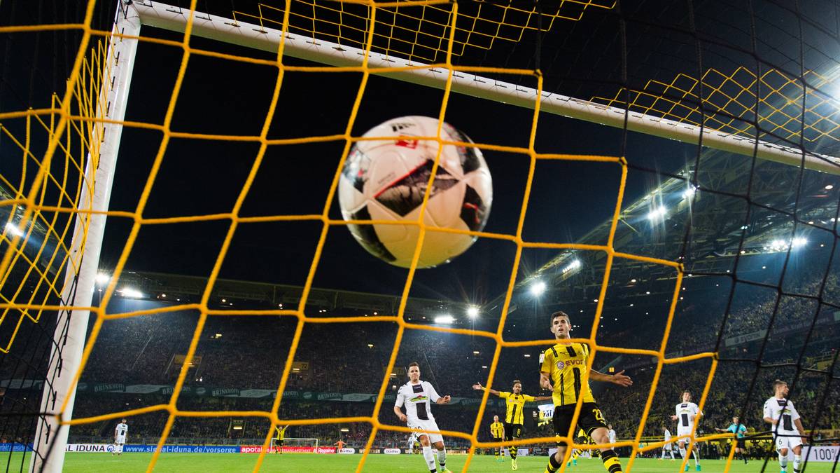 Am häufigsten versenkte Dortmunds Pierre-Emerick Aubameyang dieses Modell in den Toren der Bundesliga-Stadien: Mit 31 Treffern sicherte er sich die Torjägerkanone