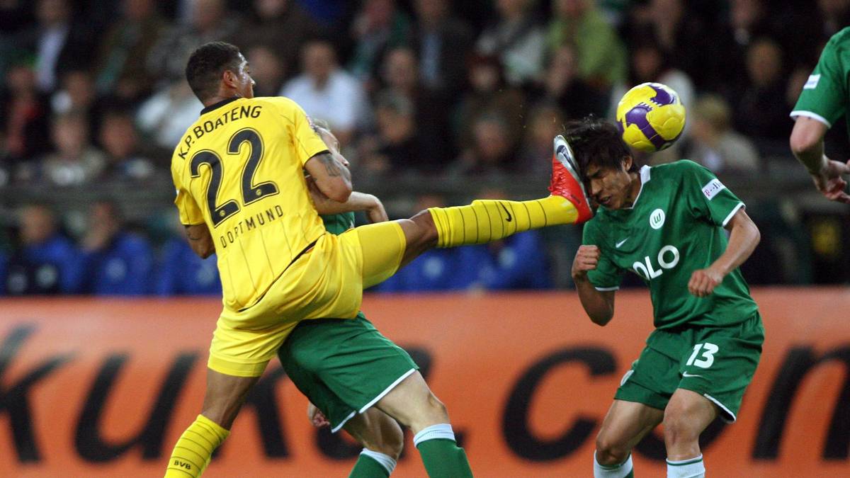 Kevin-Prince Boateng kam in seiner Dortmunder Zeit nicht recht auf die Füße, unter anderem wegen dieses Tritts im Mai 2009 gegen den Wolfsburger Makoto Hasebe, der ihm Rot und vier Spiele Sperre einbrachte. 2018 gewannen beide Seite an Seite mit Frankfurt den DFB-Pokal