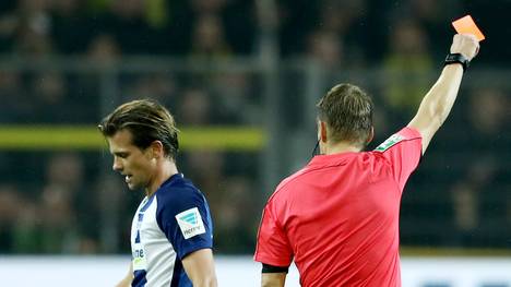 Referee Patrick Ittrich zeigt Berlins Valentin Stocker die Rote Karte