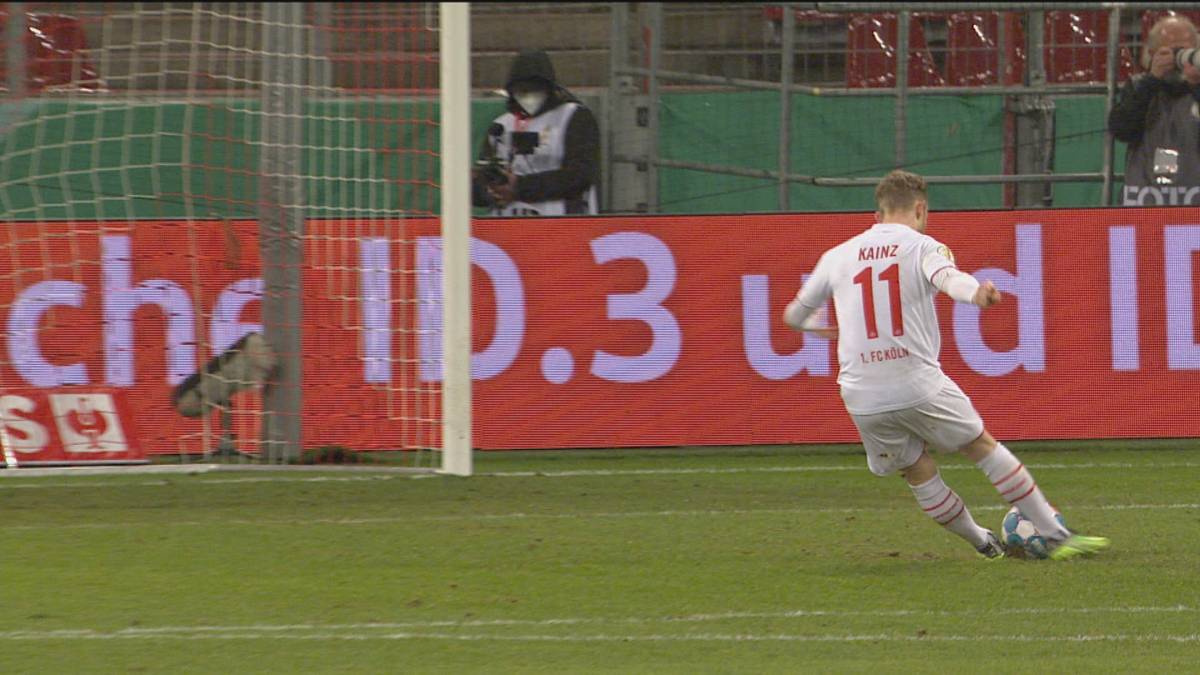 Kurioses Pokal-Aus für Köln: Beim letzten Elfmeter berührt Florian Kainz zwei mal den Ball - dieser landet zwar im Tor, aber zählt nicht.