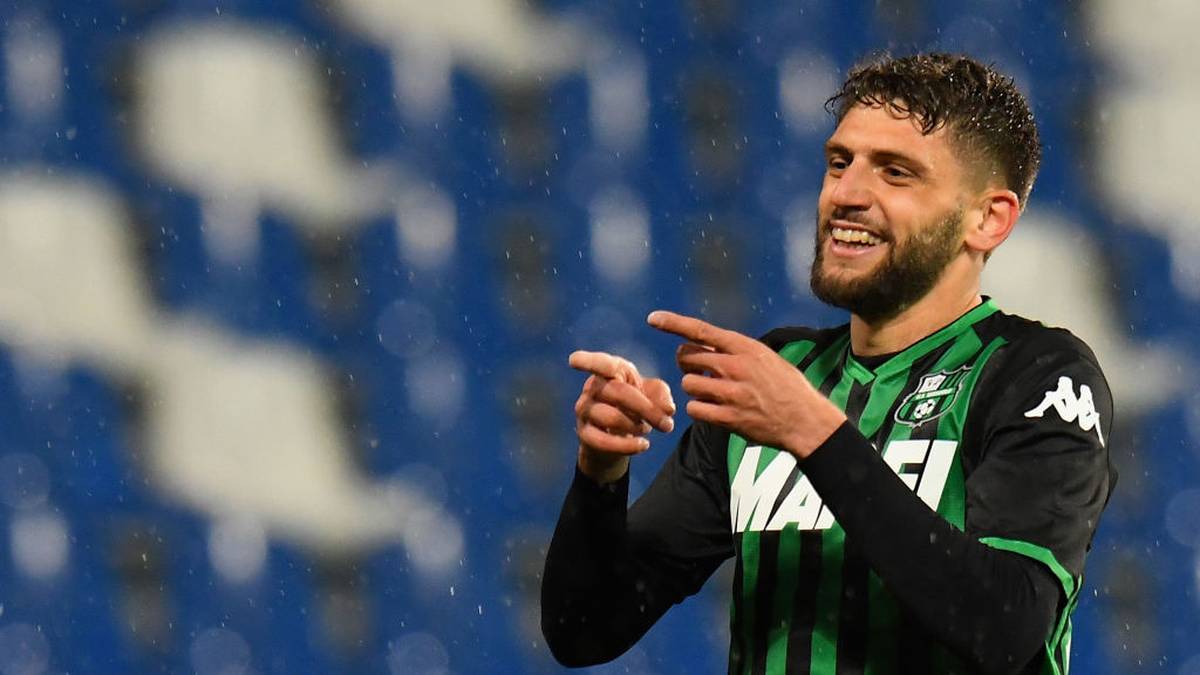 Von Platz grüßt DOMENICO BERARDI von Sassuolo Caclio, der beim 3:0-Erfolg gegen SPAL Ferrara zwar nicht traf, dafür aber zwei Treffer auflegte. Mit fünf Toren in drei Liga-Einsätzen führt der Italiener trotzdem die Torschützenliste in Italien weiter an