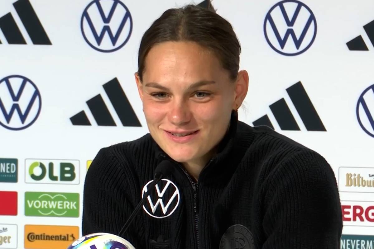 Der Weltrekord-Transfer von Olivia Smith zum FC Arsenal ist auch bei der deutschen Frauen-Nationalmannschaft ein Thema. Stürmerin Giovanna Hoffmann freut sich über den Deal - fordert aber noch mehr.
