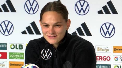 Der Weltrekord-Transfer von Olivia Smith zum FC Arsenal ist auch bei der deutschen Frauen-Nationalmannschaft ein Thema. Stürmerin Giovanna Hoffmann freut sich über den Deal - fordert aber noch mehr.