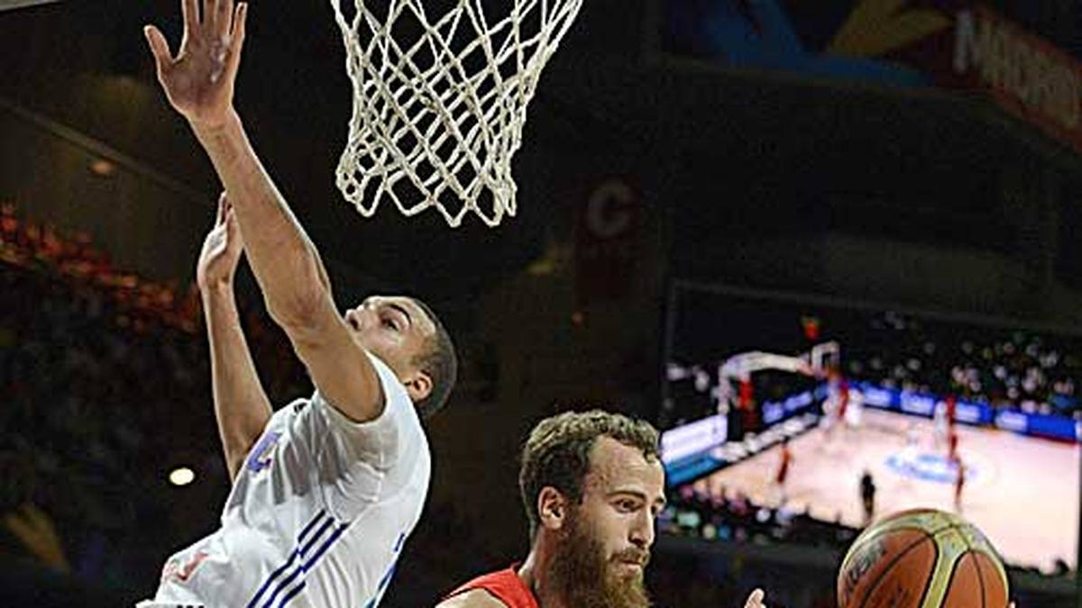 Doch aller Kampf und schöne Aktionen, wie hier von Sergio Rodriguez nutzen nichts. Gastgeber Spanien scheidet überraschend gegen Frankreich im Viertelfinale aus