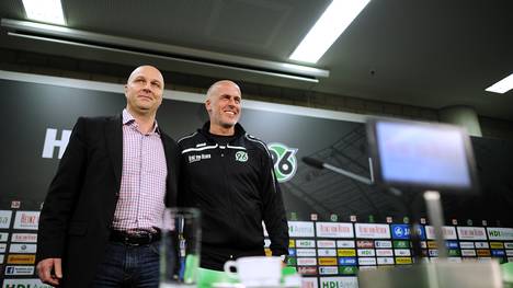 Bis Saisonende bei Hannover 96 gefordert: Interimstrainer Michael Frontzeck (r.) mit Sportdirektor Dirk Dufner