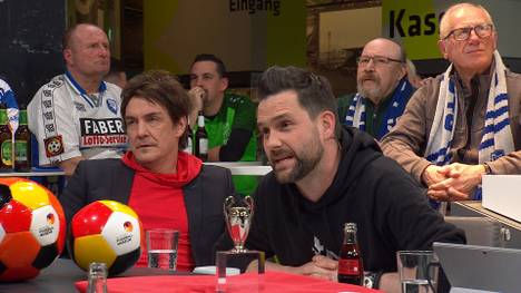 Beim Eckball hatte Benjamin Henrichs den Ball in der Luft mit dem abgestreckten Arm leicht berührt. Die Runde im Fantalk ist entsetzt von der darauffolgenden VAR-Entscheidung. 