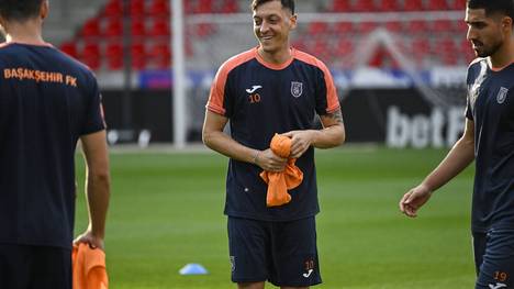 Mesut Özil blick auf seine Karriere zurück und verrät seine größte Enttäuschung. 