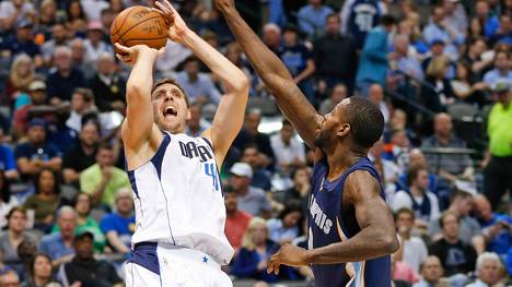 Dirk Nowitzki führt die Dallas Mavericks zu einem Sieg gegen Memphis