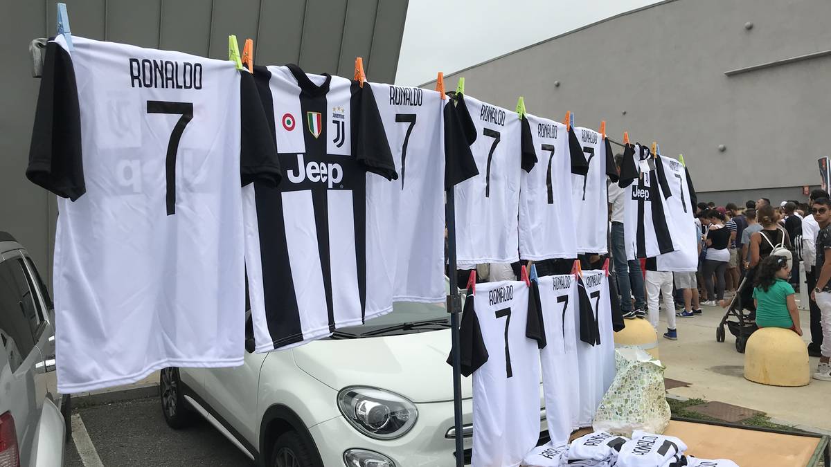 Rund 2.000 Fans warten auf CR7, natürlich schon mit den brandneuen Trikots mit der Nummer 7