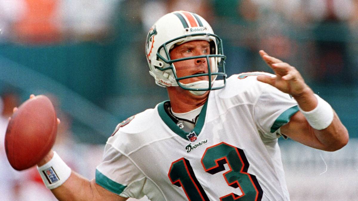 PLATZ 5 - DAN MARINO: Kaum jemand wirft den Football so präzise wie Marino. Seine Passing-Rekorde bleiben Jahrzehnte lang unberührt. 1984 wirft der ewige Miami Dolphin 48 Touchdown-Pässe in einer Saison. Zudem ist er der erste Quarterback, der 5.000 Yards in einer Spielzeit erzielt - fast 25 Jahre bleibt das unerreicht. Marino ist bei seinem Karriereende 1999 der All-Time-Leader in den Kategorien Completions, Yards und Touchdowns