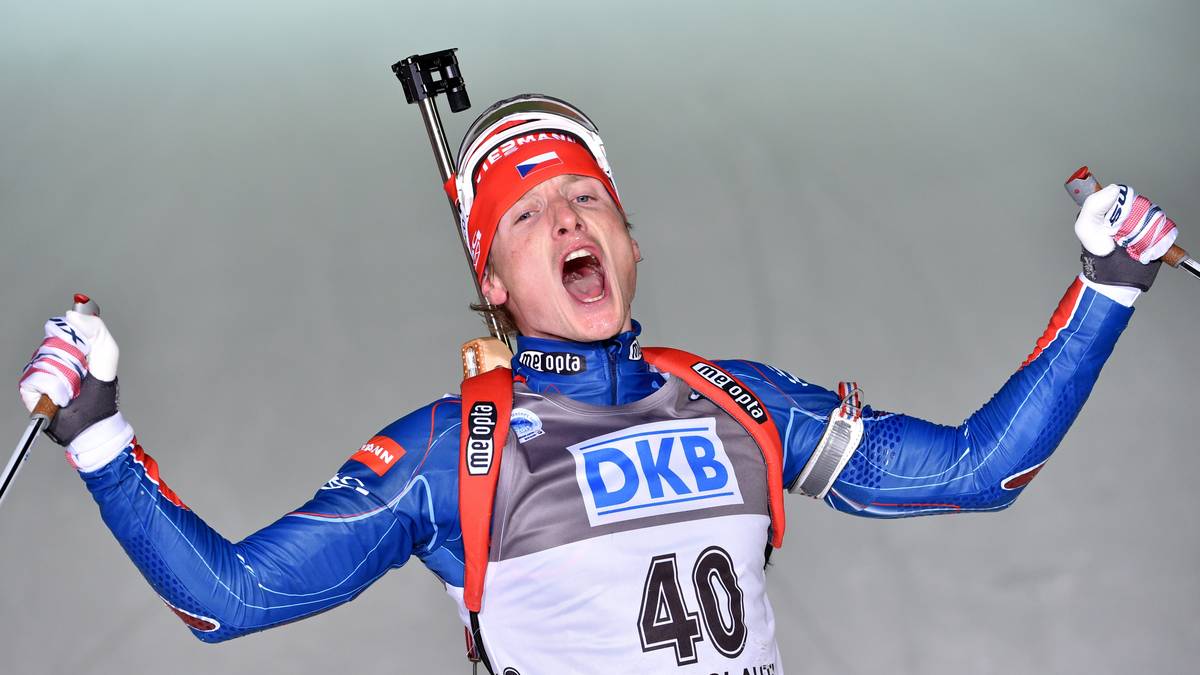 Einen Platz dahinter landet der Tscheche Ondrej Moravec, der seine Bronzemedaille hinter der Ziellinie emotional feiert
