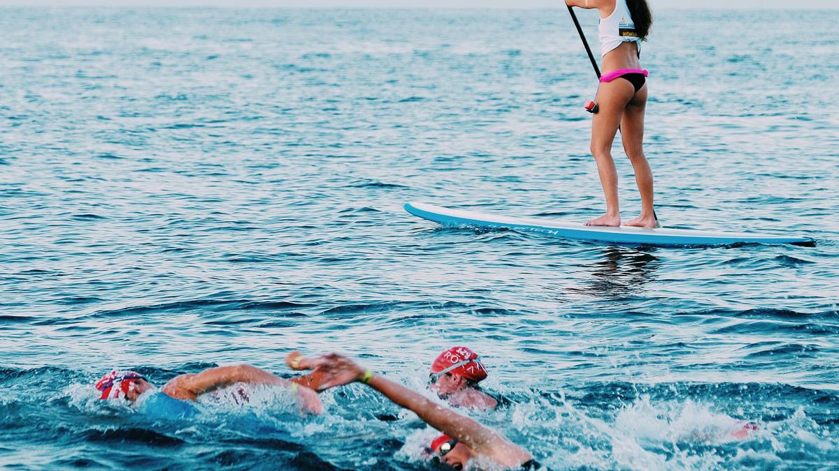 Auch das ist der Ironman Hawaii! Stand-Up-Paddler haben während des Rennes ein wachsames Auge auf die Schwimmer