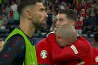 Portugal scheidet bei der UEFA EURO 2024 im Viertelfinale gegen Frankreich aus. Portugal-Star Pepe weint nach dem Spiel bittere Tränen und muss von Ronaldo getröstet werden. 