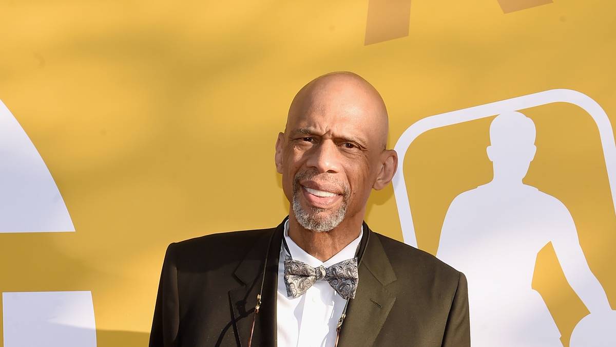 Kareem Abdul-Jabbar wiederum hat diesen ganzen Firlefanz nicht nötig und kommt im eintönigen Opa-Look. Passendes Accessoire: Die Lesebrille um den Hals