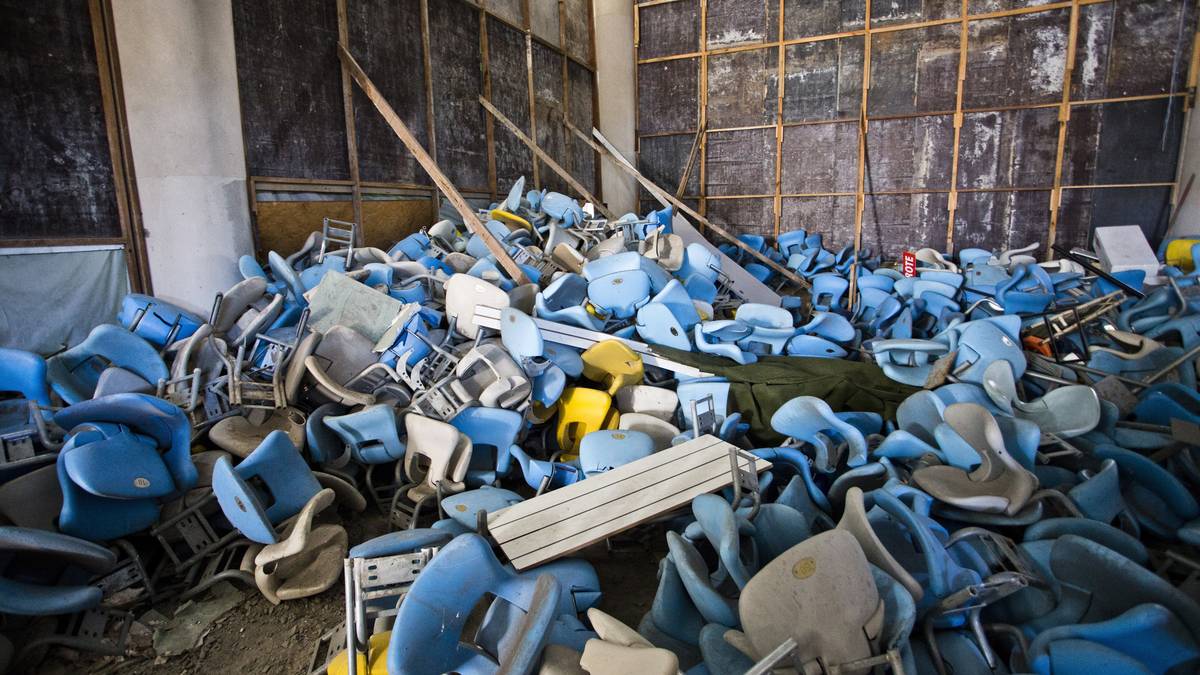 Die größten Reparaturposten sind das Dach, das durch das Feuerwerk bei den olympischen Eröffnungs- und Schlusszeremonien in Mitleidenschaft gezogen worden war, sowie elektrische Leitungen, teilweise von Dieben entwendet, und Schäden an herausgerissenen Sitzschalen und am Mobiliar in den VIP-Logen