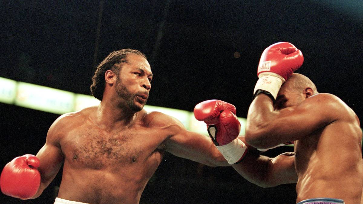 LENNOX LEWIS (l.): Letzter unumstrittener Schwergewichts-Weltmeister, als einer von nur zwei Boxern (neben Ali) dreimal Weltmeister in dieser Gewichtsklasse. Fügte Vitali Klitschko in seinem letzten Kampf dessen zweite und letzte Niederlage zu, nachdem der Fight wegen mehrerer Platzwunden des Ukrainers abgebrochen werden musste