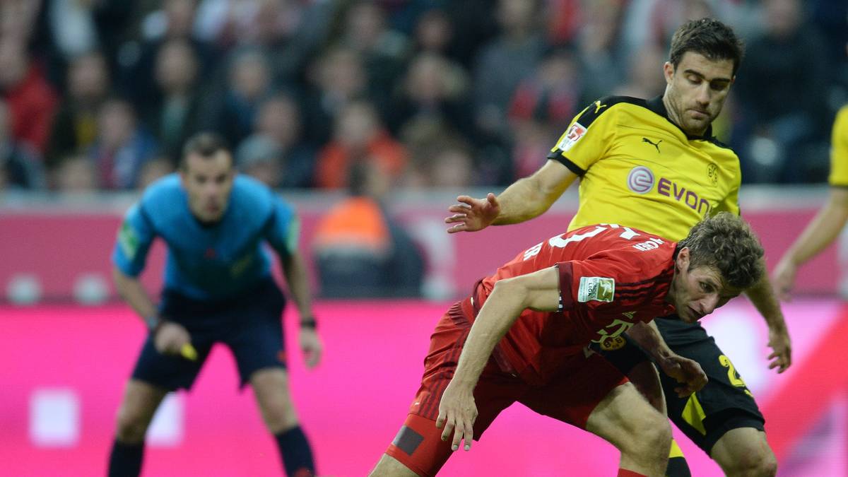 Sokratis: Von Thomas Tuchel auf die rechte Abwehrseite beordert, um Douglas Costa zu stoppen. Gegen den Brasilianer aber immer wieder mit Problemen. SPORT1-NOTE: 4,5 
