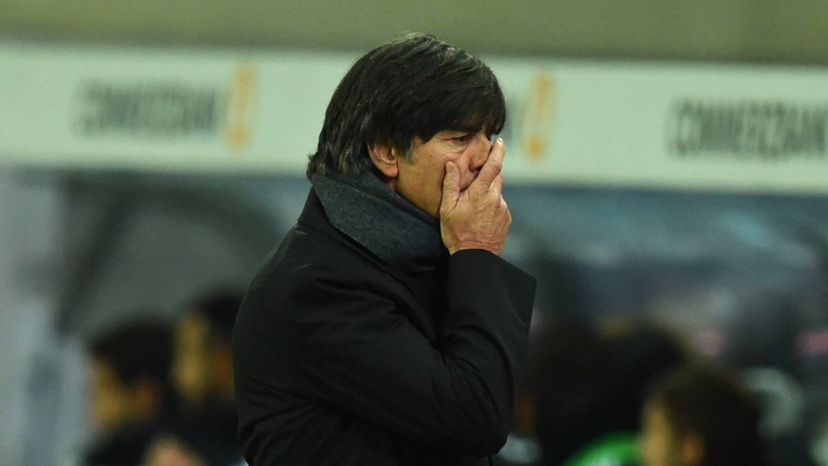 "Högschde Dominanz" verbreitet die Mannschaft von Joachim Löw von der ersten Minute an - doch zum Leidwesen des Bundestrainers verballern seine Jungs Chance um Chance