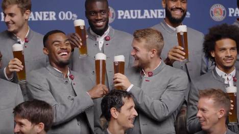 Der FC Bayern München macht sich mit Lederhose bereit für die Oktoberfest-Zeit. Trotz aller Feierlichkeit, in den nächsten Wochen warten ernste Gegner: unter anderem trifft die Mannschaft auf den FC Barcelona mit Ex-Kollegen Robert Lewandowski.