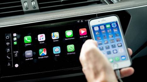 Durch Systeme wie Apple CarPlay, Android Auto oder MirrorLink gelangen viele Funktionen des Smartphones bequem ins Auto.