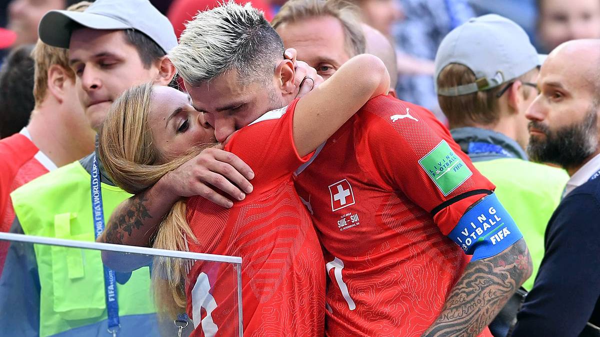 Die WM ist für die Schweiz nach dem knappen 0:1 im Achtelfinale gegen Schweden beendet. Trost findet der ehemalige HSV-Profi Valon Behrami in den Armen seiner Freundin Lara Gut