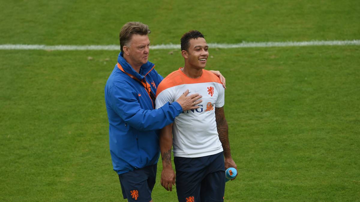 Louis van Gaal und Memphis Depay im Training bei der WM 2014