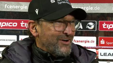 Energie Cottbus kommt in einem packenden Spiel gegen die Jahn Regensburg nicht über ein 2:2 hinaus. Im Interview nach der Partie offenbart Cottbus-Trainer Pele Wollitz einen kuiosen Dialog mit dem Unparteiischen der Partie. 