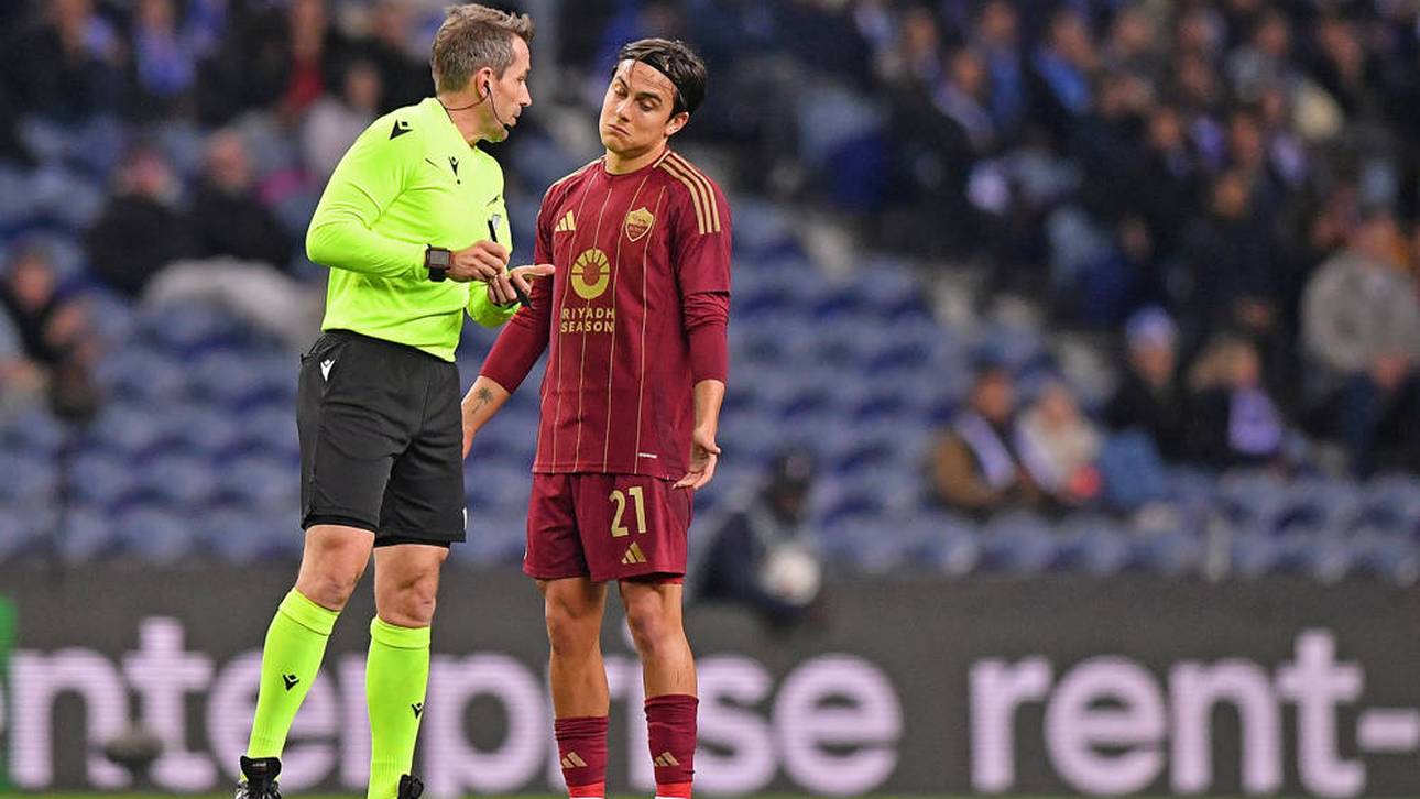 Tobias Stieler im Gespräch mit Paulo Dybala