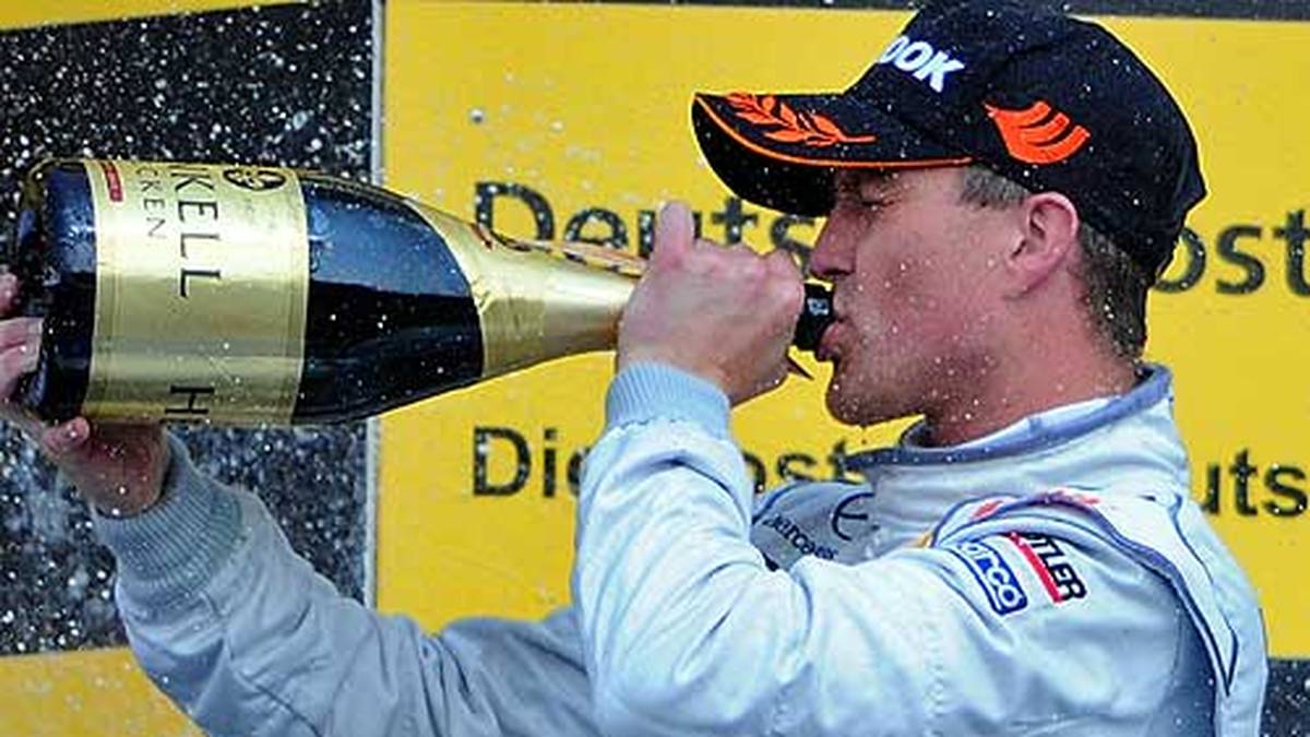 Ralf Schumacher beendet mit 37 Jahren seine aktive Motorsport-Karriere. SPORT1 blickt zurück auf eine Laufbahn, die geprägt ist von Höhen und Tiefen, der nicht immer einfachen Beziehung zu seinem Bruder Michael und medienwirksamen Auftritten mit seiner Frau Cora