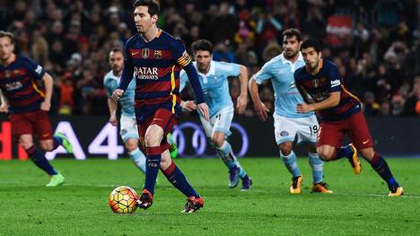 Lionel Messi bereitet mit einem Elfmeter Luis Suarez' drittes Tor vor