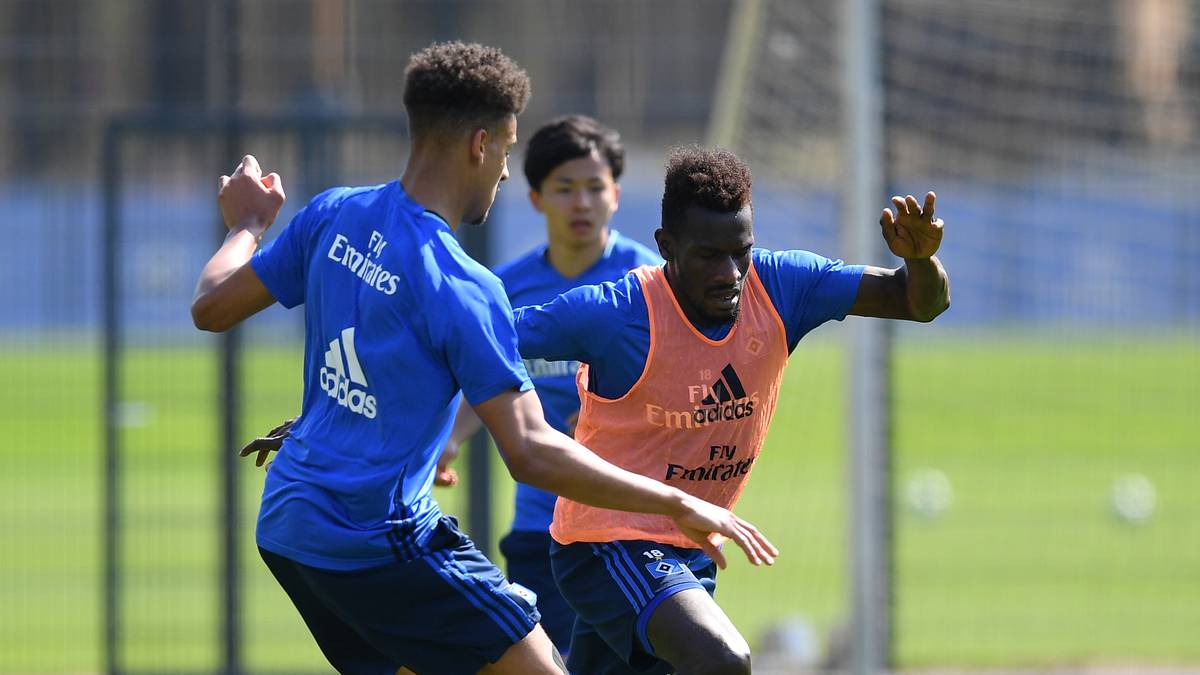 JOSHA VAGNOMAN (li. )debütierte in der laufenden Bundesliga-Saison und soll beim Wiederaufstieg helfen. Das 17-jährige Abwehrtalent steht bis 2019 unter Vertrag und ist genauso unverkäuflich wie…