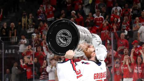 Goalie Philipp Grubauer feiert den Gewinn des Stanley Cups mit den Capitals