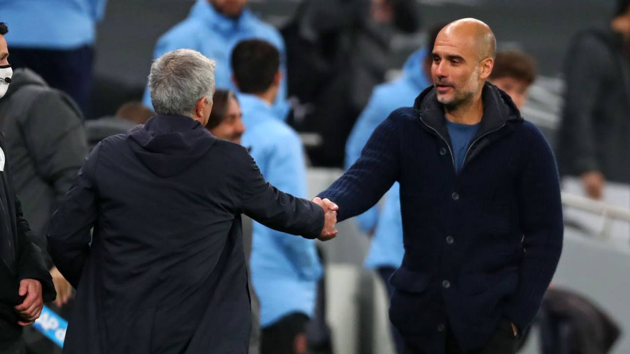 José Mourinho (L) gibt Pep Guardiola die Hand