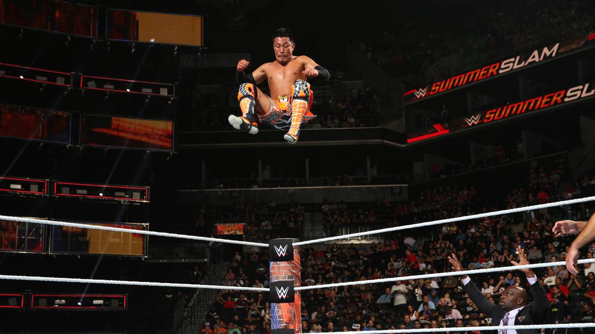 Akrobatisch: Cruiserweight Champion Akira Tozawa will gegen Neville den Sack zumachen - klappt aber nicht