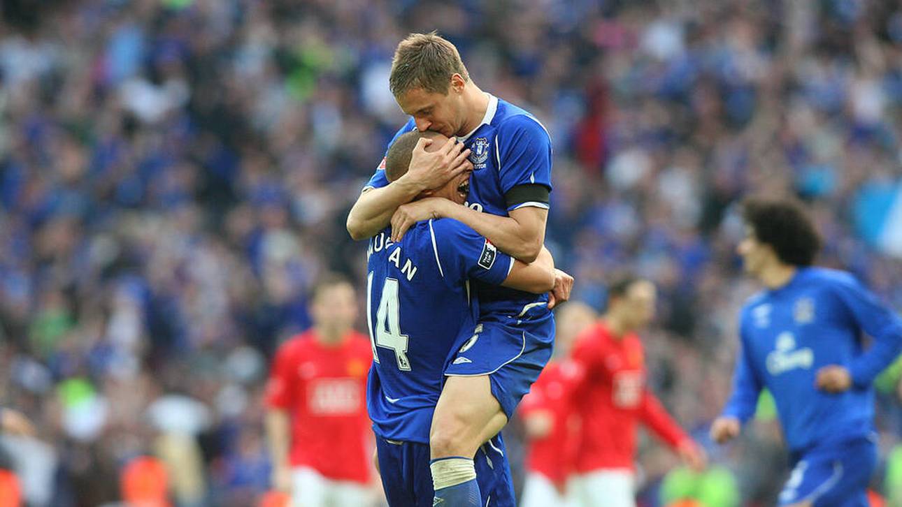 James Vaughan (l.) und Phil Jagielka (r.) jubeln zusammen für den FC Everton