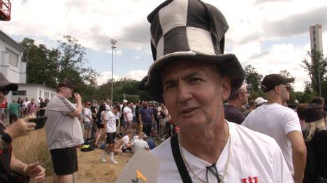 Zum Saisonstart sprechen die Fans von Eintracht Frankfurt über den neuen Trainer Dino Toppmöller, die Erwartungen an die Saison und die Neuzugänge. 