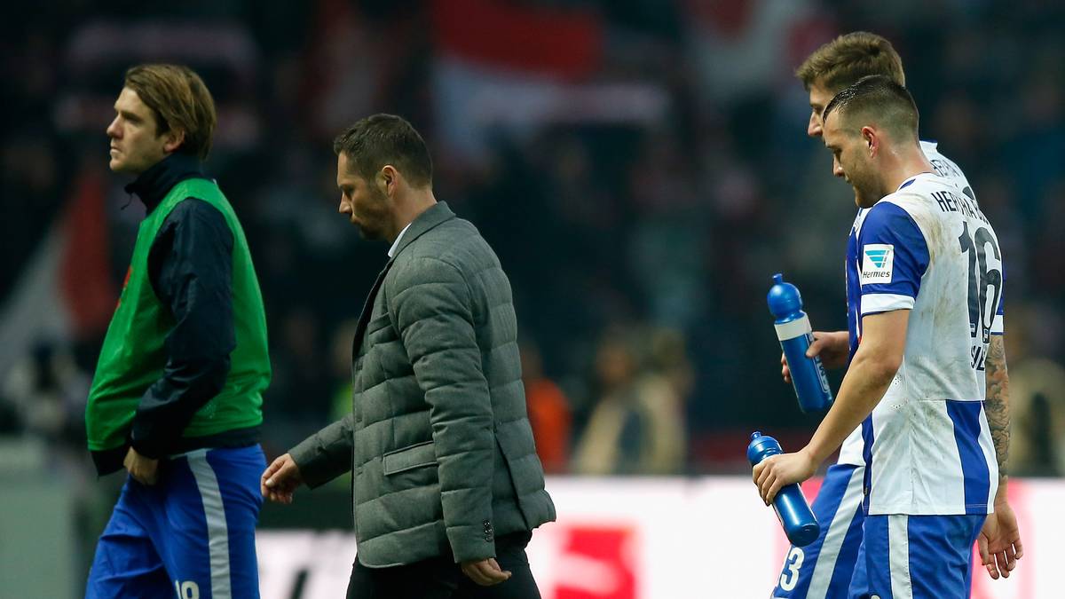 Mit hängenden Köpfen verlassen die Berliner nach Abpfiff den Platz. Sein Heimdebüt hat sich Neu-Trainer Pal Dardai (M.) sicher anders vorgestellt.