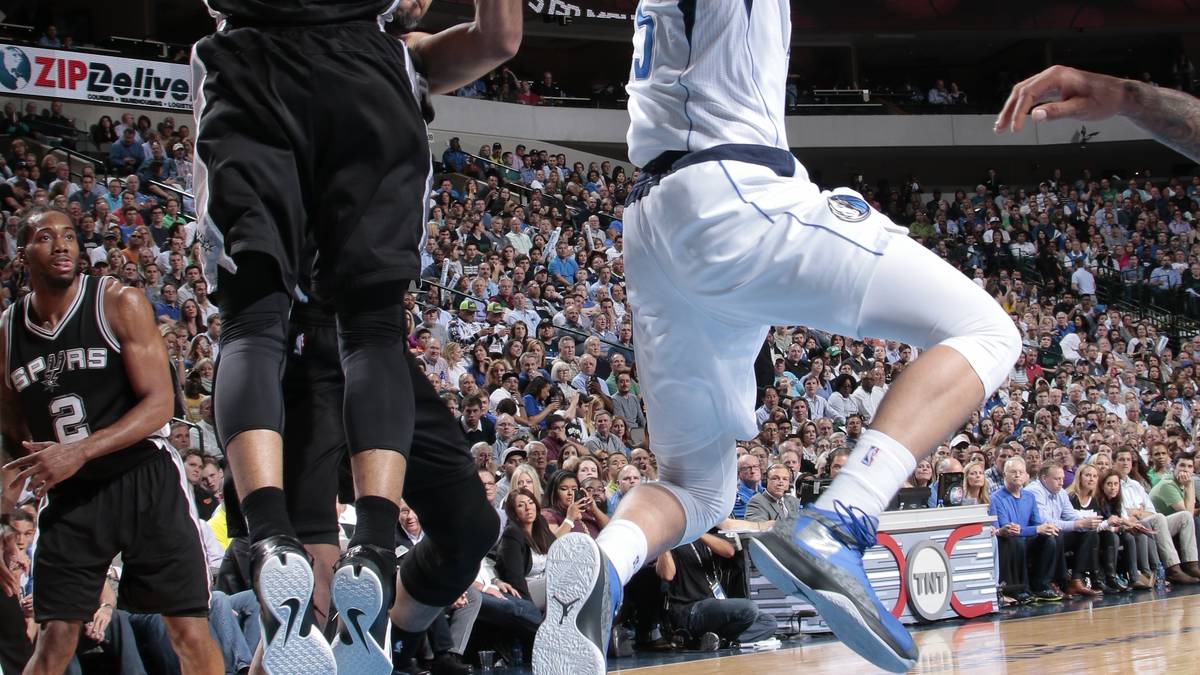 Ab dem zweiten Viertel übernehmen die Mavericks mit ihrem schnellen Spiel das Kommando. Chandler Parsons geht an Danny Green elegant vorbei