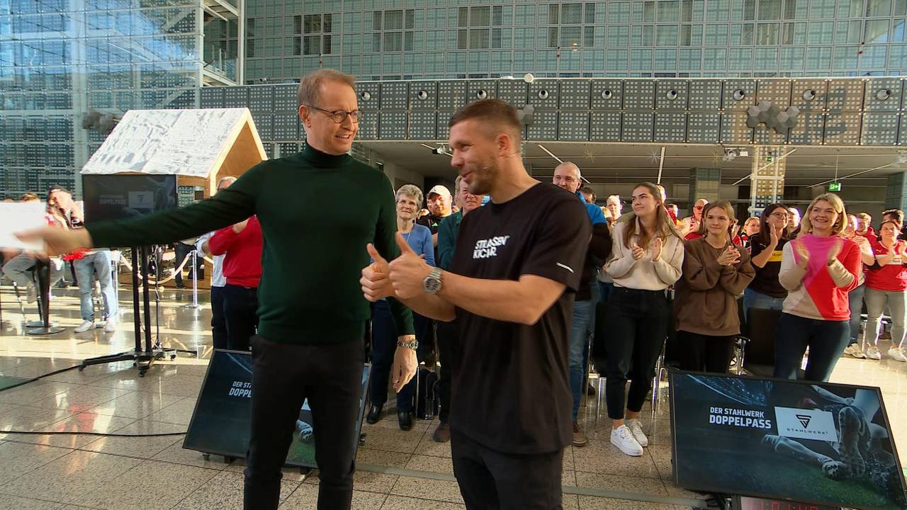 STAHLWERK Doppelpass: Lukas Podolski mit Standing Ovations empfangen