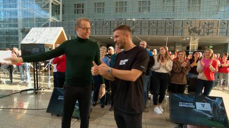 Lukas Podolski wird im STAHLWERK Doppelpass als Stargast empfangen. Das Publikum feiert ihn mit Standing Ovations.