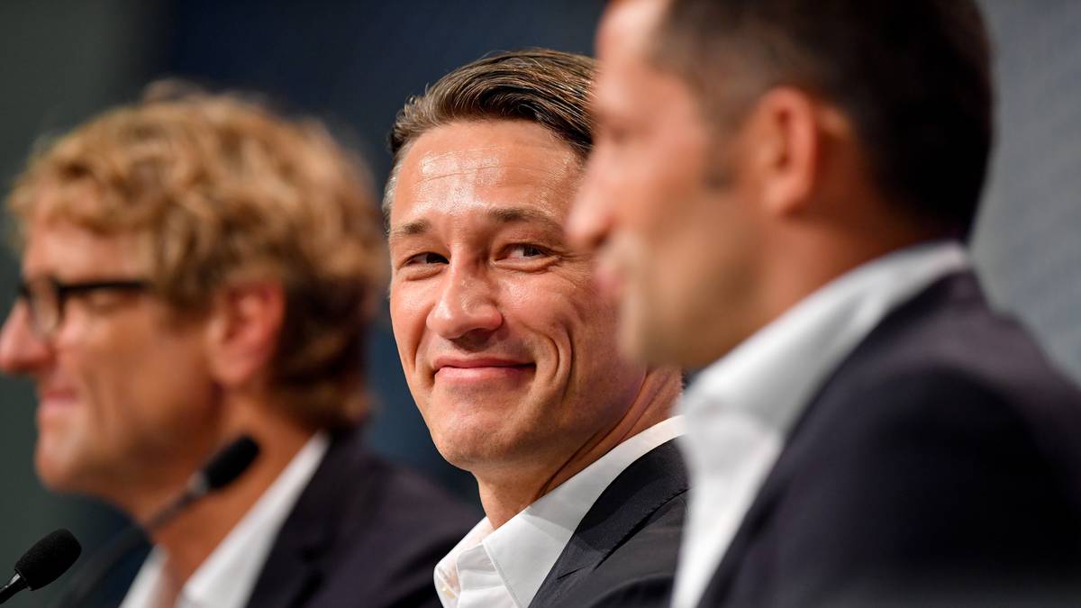 2. JULI: Kovac wird als neuer Cheftrainer des FC Bayern vorgestellt. Als Nachfolger des überaus erfolgreichen Jupp Heynckes tritt der Kroate zwar in große Fußstapfen - doch an der Säbener Straße ist man sich sicher, dass er sie ausfüllen wird.