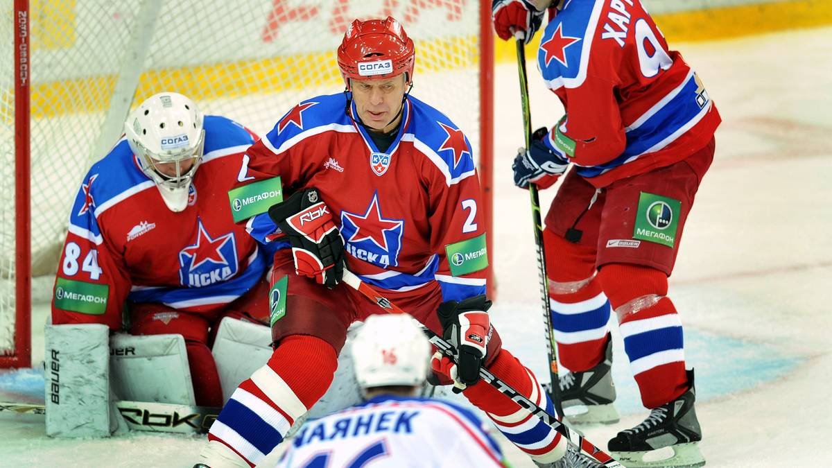 Wjatscheslaw Fetisow gilt als einer der besten Eishockeyspieler aller Zeiten. Der Verteidiger gibt im Alter von 51 Jahren sein Comeback bei ZSKA Moskau in Russland. Mit 40 Jahren gewinnt er in der NHL 1998 den Stanley Cup mit den Detroit Red Wings. Insgesamt gewinnt ihn Fetisow zwei Mal, wird zwei Mal Olympiasieger und holt sechs Mal den Weltmeistertitel mit der Sbornaja. Nach seiner Karriere ist Fetisow unter anderem als russischer Sportminister aktiv