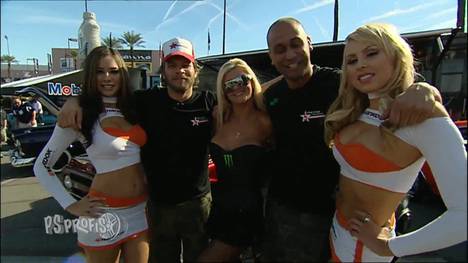 Die PS Profis in Las Vegas: Amerika-Einsatz für die PS Profis. Sidney und Jean Pierre verlegen ihr Recherche-Gebiet in dieser Ausgabe nach Las Vegas. Unter anderem checken Sid und JP auf der SEMA, der weltweit größten Tuningmesse, die neusten Trends der Szene. Aber auch in Sachen Autokauf werden die beiden Dortmunder aktiv. Für einen PS PROFI-Zuschauer suchen Sid und JP ein Muscle-Car. Unter anderem nehmen die Beiden einen Dodge Charger und einen Ford Galaxie unter die Lupe. Zudem geben die PS Profis wertvolle Tipps, worauf man beim Gebrauchtwagenkauf in den USA unbedingt achten sollte.