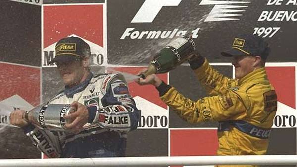 Die Formel1-Karriere beginnt für Ralf Schumacher verheißungsvoll. Schon in seinem dritten Rennen rast er als 21-Jähriger beim GP von Argentinien im Jordan-Peugeot aufs Podest (l. Sieger Jacques Villeneuve)