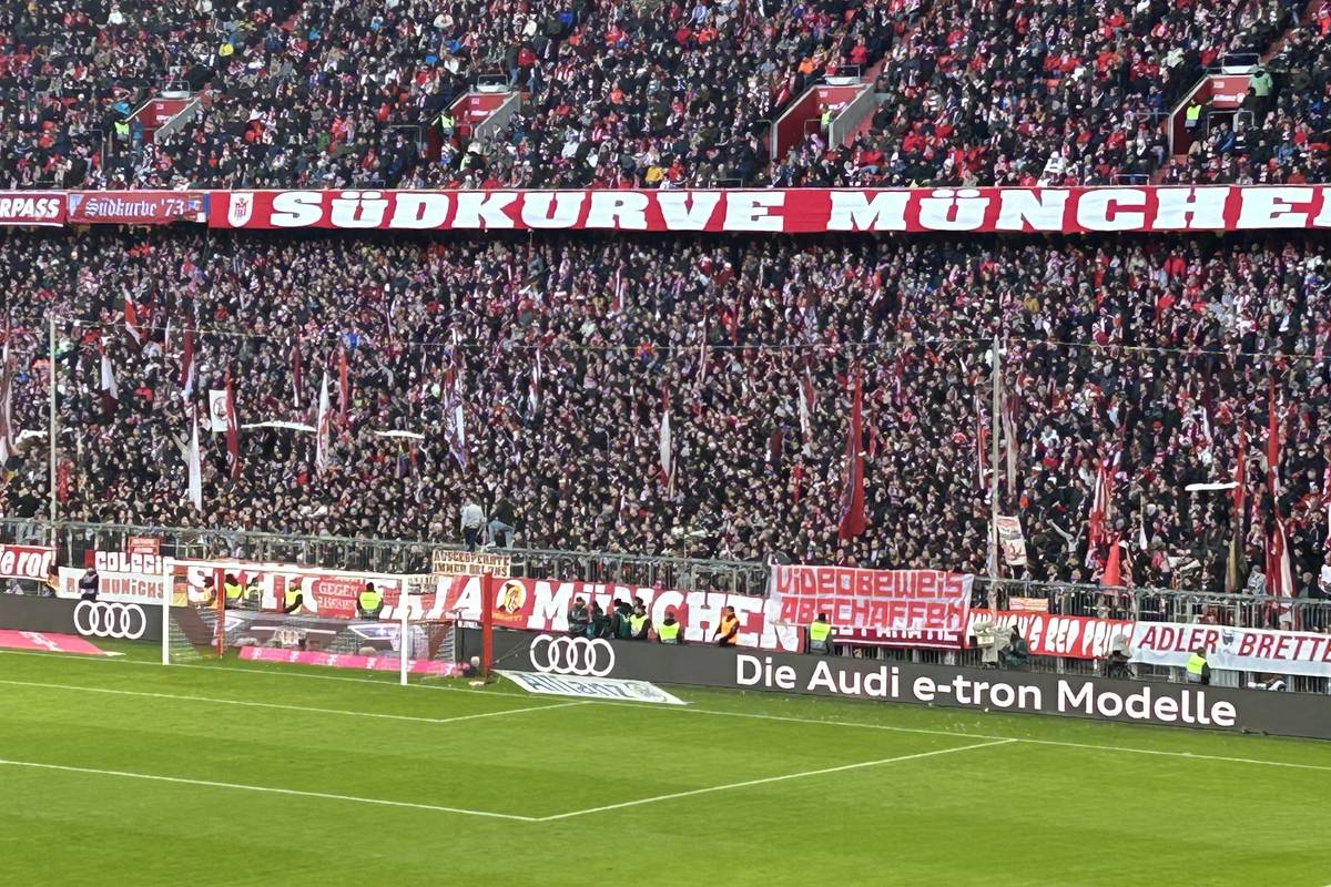 Kuriose Szene rund um Bayerns VAR-Glück