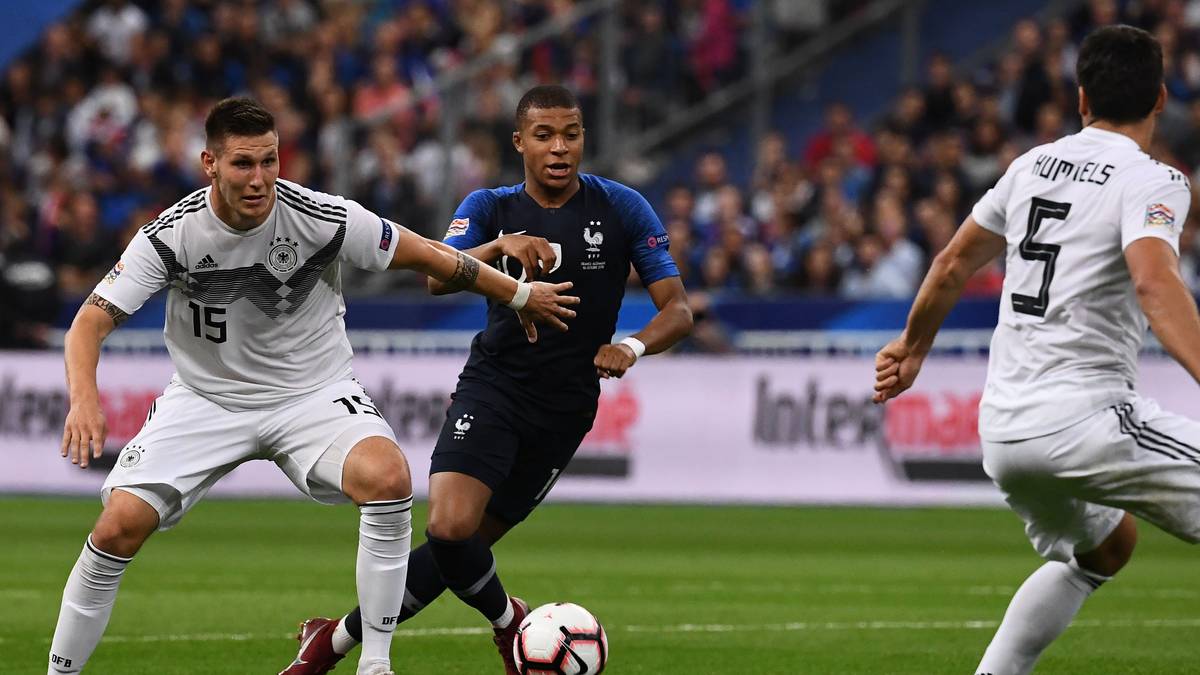 NIKLAS SÜLE: Rückte für Boateng in die Startelf und spielte im Zentrum der Dreierkette. Süle verlieh der Defensive merklich Stabilität, war in etlichen Zweikämpfen hellwach, rückte zur richtigen Zeit raus. Ließ aber Giroud zum Torschuss kommen (45.) und Mbappe auf Neuer zulaufen (52.). Aufmerksam gegen Giroud (69.), der im Strafraum frei zum Schuss gekommen wäre. SPORT1-Note: 3,5